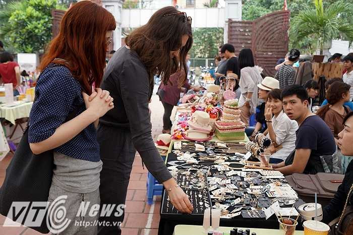 Hai cô gái trẻ đang khá thích thú với những gian hàng bán đồ phụ kiện thời trang.