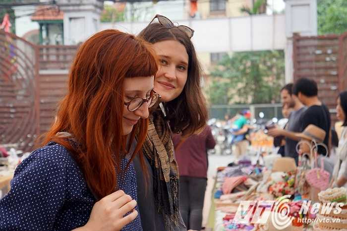 Họ đều là những người nước ngoài đang sinh sống và làm việc tại Hà Nội. Ở hội chợ cũng có rất nhiều khách du lịch nước ngoài đến tham quan theo tour hoặc 'Tây ba lô' đi du lịch bụi cuối tuần.