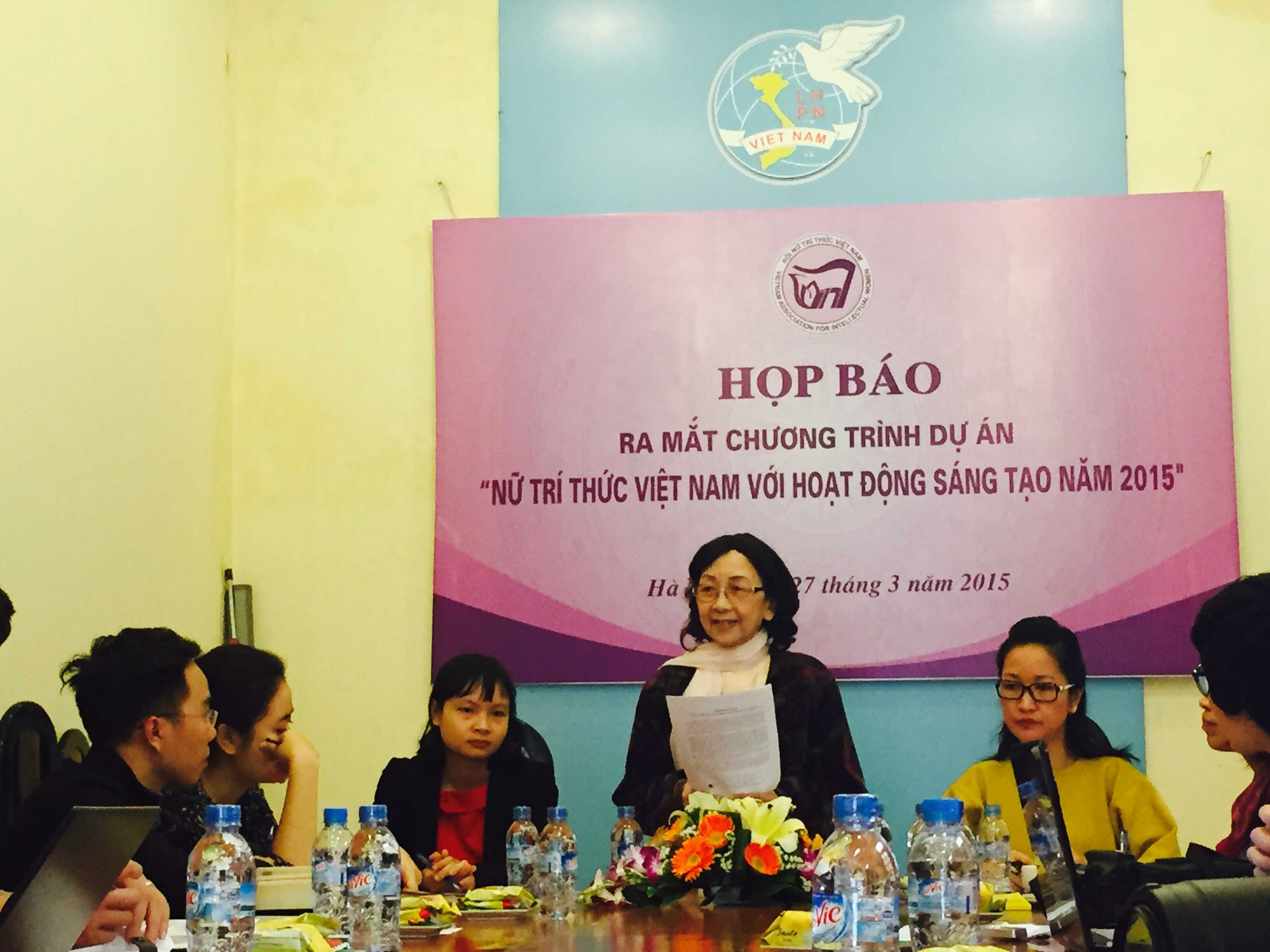 GS.TSKH Phạm Thị Trân Châu - Chủ tịch Hội Nữ trí thức Việt Nam phát biểu tại buổi họp báo.