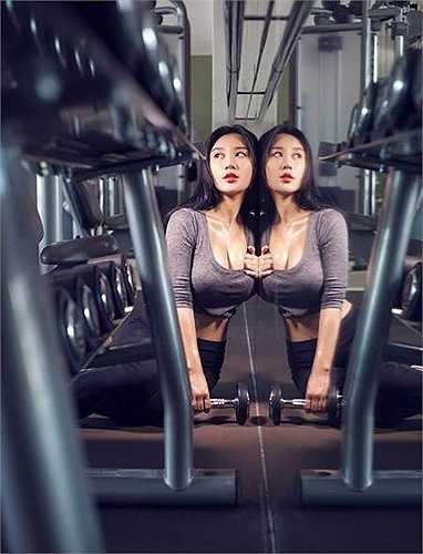 Được mệnh danh là 'hot girl sexy nhất đại học Bắc Kinh', Fan Ling sở hữu một thân hình nóng bỏng, là ước mơ của rất nhiều cô gái. 