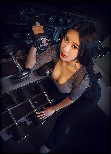 Tuy còn là sinh viên nhưng với lợi thế ngoại hình, chiều cao khá chuẩn, Fan Ling thường xuyên hoạt động nghệ thuật như làm người mẫu ảnh, người mẫu game và cũng đã thử sức với lĩnh vực ca hát.