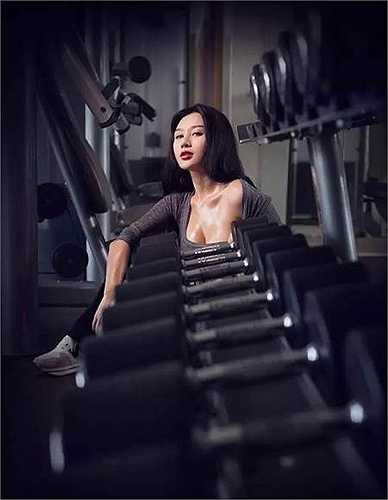 Fan Ling (nickname trên mạng là Jolie) chỉ thực sự được cộng đồng mạng trong nước và quốc tế biết đến nhiều khi những hình ảnh cô nàng mặc sexy, kẹp chiếc iPhone đời mới vào giữa ngực khủng để chụp ảnh tự sướng lan tràn trên mạng. 