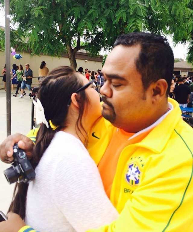 Khoảnh khắc Dũng Taylor cảm động ôm chầm lấy con.