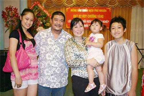 Gia đình hạnh phúc của vợ chồng nghệ sĩ Lê Tuấn Anh - Hồng Vân.