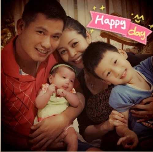 Hình ảnh Đức Hải cõng bé Bảo Nam từng gây xúc động, anh và con trai của vợ hết sức thân thiết với nhau.