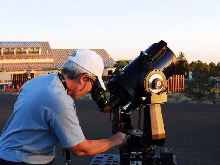 Nhà thiên văn học