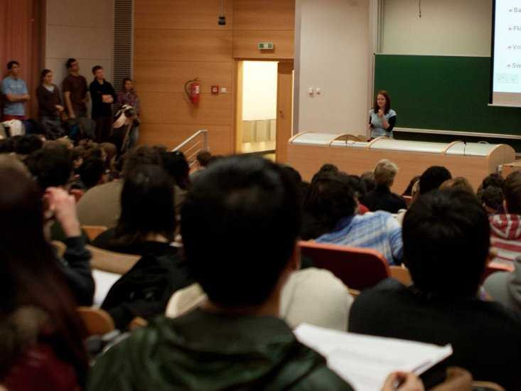 Giáo viên dạy luật