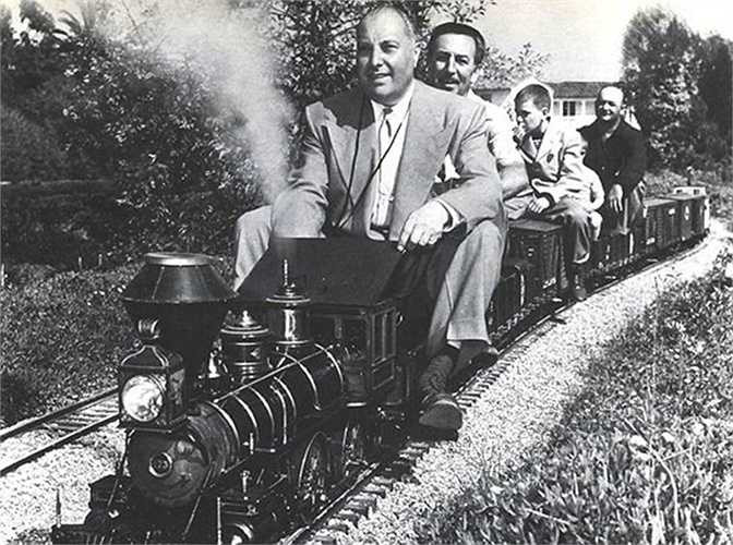 6. Walt Disney: Không có gì ngạc nhiên nếu ai đến Disneyland sẽ thấy Walt Disney có một tình cảm đặc biệt cho những mô hình xe lửa. Ngoài những mô hình trong công viên của mình, Disney còn có một mô hình rất lớn trong văn phòng và một đoàn tàu hơi nước nhỏ trong sân sau nhà mình.