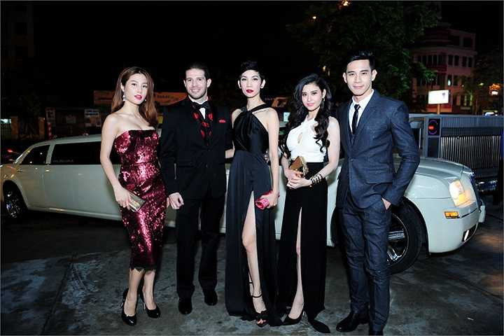 Chuẩn bị cho album nhạc điện tử sắp phát hành, Trương Quỳnh Anh và ekip dành phần lớn thời gian để cô tập thể dục rèn luyện sức khỏe, đảm bảo cho Trương Quỳnh Anh giữ phong độ trong những vũ đạo của ca khúc