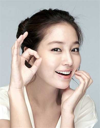 Người hâm mộ biết đến Lee Min Jung nhiều hơn từ khi cô kết hôn với tài tử Lee Byung Hun. Gia đình cô sở hữu một công ty quảng cáo lớn. Thậm chí, nhiều người còn ví von gia thế Lee Min Jung quả thực giống hệt vai cô tiểu thư nhà giàu mà nữ diễn viên từng thủ diễn trong phim Vườn sao băng (2009).