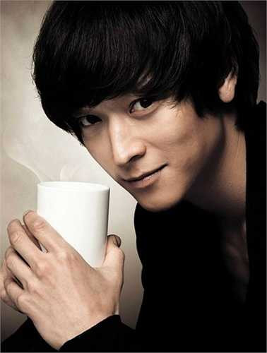 Cha của Kang Dong Won là phó chủ tịch SPP, một trong những công ty đóng tàu và vận chuyển hàng hóa lớn nhất thế giới. Năm 2015, SPP được dự đoán sẽ có doanh thu vào khoảng 2,5 tỷ USD.