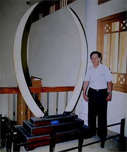 Một chiếc dài 1,9 mét, chiếc còn lại dài 2,2 mét, đây là cặp ngà voi dài nhất Việt Nam. Khi biết cựu phú họ Dương mua được cặp ngà voi 'khủng', công tử Bạc Liêu từng cho người lên Cần Thơ đánh tiếng hỏi mua lại với giá gấp đôi nhưng không được. Trong hình là ông Dương Minh Hiển (hậu duệ đời sau của dòng họ) bên cặp ngà voi, hiện được trưng bày tại bảo tàng Lịch sử TP HCM.