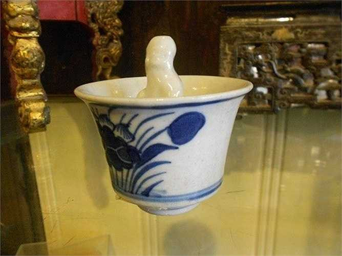 Giữa hàng trăm món cổ vật giá trị, chiếc chén 'Khổng Tử' được gia tộc họ Lê - chủ nhà Tấn Ký ở Hội An (Quảng Ngãi) sưu tập từ hơn 200 năm trước lại có điểm độc đáo riêng. Nhờ thiết kế đặc biệt, chiếc chén này không bao giờ có thể rót đầy tràn nước lên miệng chén.