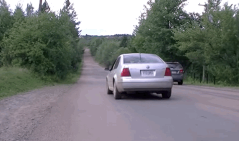 Kỳ lạ hiện tượng ôtô tự lùi lên dốc