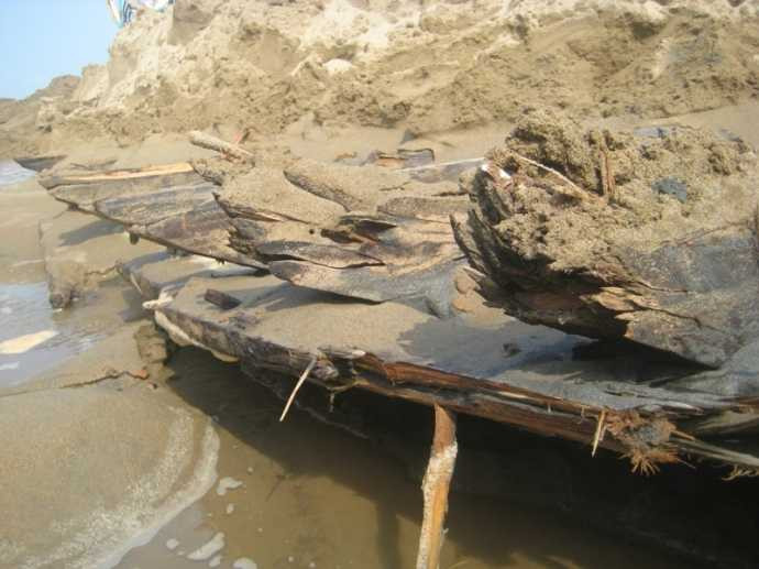 Thanh Hóa phát hiện tàu gỗ bí ẩn vùi sâu dưới cát