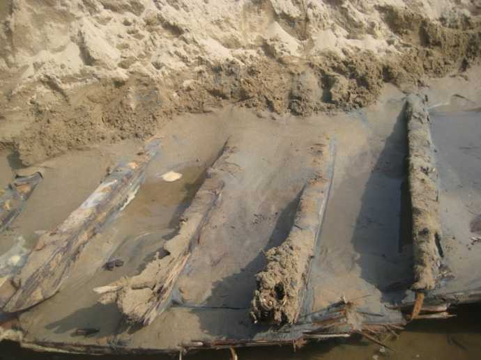 Thanh Hóa phát hiện tàu gỗ bí ẩn vùi sâu dưới cát