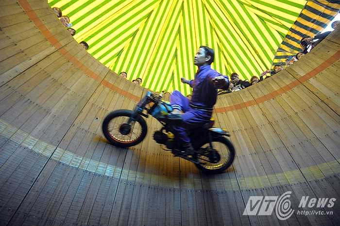 Mô tô bay (hay còn gọi là mô tô lòng chảo) thường được biết đến ở Việt Nam qua các đoàn xiếc đi lưu diễn liên tỉnh hoặc hội chợ, hội làng ở địa phương. Du nhập vào Việt Nam từ những năm 70 của thế kỷ trước, bắt đầu từ những gánh xiếc nhỏ chuyên đi lưu diễn ở miền Nam sau đó dần phát triển ra rộng khắp nhiều gánh xiếc trên cả nước.