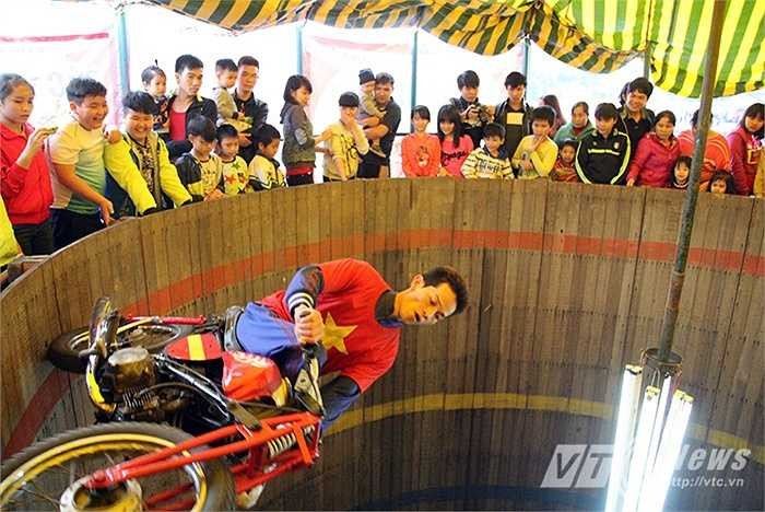 Vốn là môn nghệ thuật biểu diễn đặc biệt nên sàn diễn của môn mô tô bay cũng rất đặc biệt. Sàn có cấu tạo hình lòng chảo, nằm vuông góc với mặt đất. Bên trong sàn được lắp ghép từ những ván gỗ chắc chắn, bên ngoài bọc composite và được níu bằng dây cáp. Chiều cao 5m2, đường kính khoảng 5m.