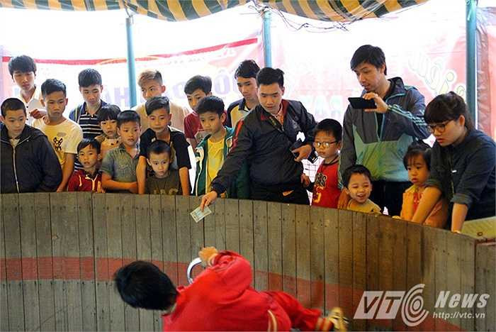 Đã từng có thời kỳ, mô tô bay chinh phục trái tim của khán giả từ Nam ra Bắc, từng là 'món ăn' tinh thần không thể thiếu trong các mùa lễ hội nhưng hiện giờ đây chỉ còn thoắt ẩn thoắt hiện tại một số hội chợ địa phương. (Ảnh: Việt Linh)