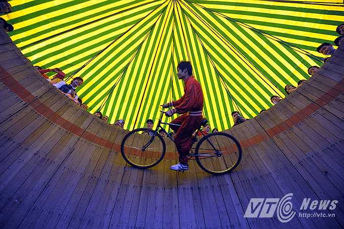 Để xe có thể bám và đi vòng quanh sân khấu hình lòng chảo, người biểu diễn phải vận dụng lực ly tâm, tức là cho xe liên tục chạy với tốc độ cao. Lý thuyết tuy đơn giản là thế nhưng để có thể chạy xe thành thạo trong lòng chảo cũng phải mất tới 5 năm. Ông Chu Mạnh Hùng, chủ đoàn mô tô bay chia sẻ.