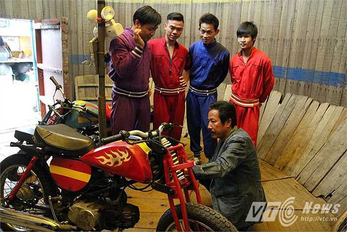 Là người đầu tiên luyện tập và phát triển bộ môn này ở phía Bắc, ông Hùng chia sẻ: ‘Vào thời hoàng kim của mô tô bay, cả Việt Nam có tới 5,6 đoàn hoạt động liên tục nhưng hiện nay chỉ còn 3 đoàn trên cả nước, nhưng hoạt động cũng hết sức cầm chừng.’