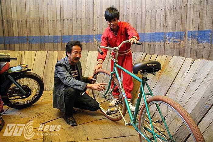 Sau 32 năm luyện tập và biểu diễn mô tô bay, giờ đây ông Hùng đã ít biểu diễn hơn mà lui về làm huấn luyện viên, tiếp tục truyền lửa đam mê cho các thế hệ trẻ. Tính đến nay, ông đã có tới ba thế hệ học trò liên tiếp