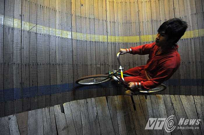 Ông Hùng tâm sự: 'Trước đây đoàn có rất nhiều nữ tham gia, nhưng về sau đã bỏ nghề gần hết vì đào tạo mất thời gian, khi đào tạo xong họ cũng đi lấy chồng, đoàn lại thiếu người'. Hiện nay đoàn còn khoảng 9 nghệ sỹ biểu diễn và toàn bộ đều là nam.’