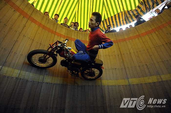 Buổi biểu diễn bắt đầu khi những chiếc mô tô tiến vào lòng chảo, hòa lẫn với tiếng rú ga tăng tốc của động cơ là tiếng hò reo, tán thưởng nhiệt liệt của khán giả. Mỗi khi chiếc xe tăng tốc, những ván gỗ lại rung lên bần bật, khán giả không vì thế mà sợ hãi, trái lại tiếng vỗ tay hò reo lại càng vang lên to hơn.