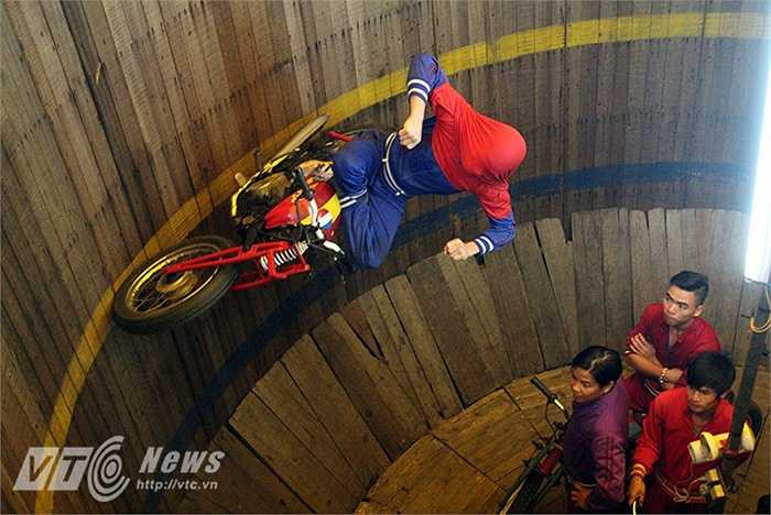 Những màn biểu diễn ngày càng trở nên gay cấn, hồi hộp hơn khi các tay lái bắt đầu thả một tay, rồi tới hai tay, rồi cởi áo khoác, bịt mắt lại trong tiếng vỗ tay của khán giả.