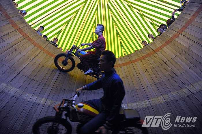 Một pha biểu diễn hai mô tô cùng chạy song song trong lòng chảo. Hai người nắm tay nhau nhưng vẫn phải làm sao điều khiển cho 2 chiếc xe đi đều nhau và đúng tốc độ.