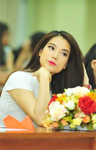 Còn Trương Ngọc Ánh chia sẻ: 'Với tôi, những cuộc gặp với các bạn trẻ mang đến cảm giác rất gần gũi và đáng trân trọng. Họ là một thế hệ mới, tiếp nhận được những dòng chảy mới và sẵn sàng bộc lộ quan điểm cá nhân.'