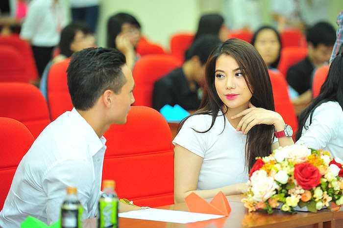 Trương Ngọc Ánh thường xuyên trao cho Kim Lý ánh mắt trìu mến.