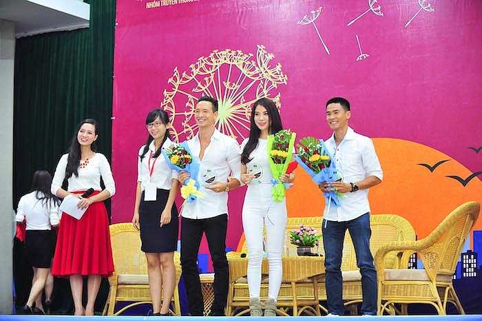 Trương Ngọc Ánh và Kim Lý đang tất bật cho dự án phim hành động mới của mình. Vào ngày 1/4, cặp đôi sẽ bay qua Singapore để dự buổi ra mắt một sản phẩm điện thoại thông minh với vai trò là hai đại sứ mới. 