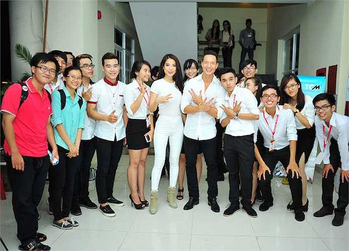 Sự có mặt của cặp đôi 'Hương Ga' đã khiến các bạn sinh viên rất phấn khích.