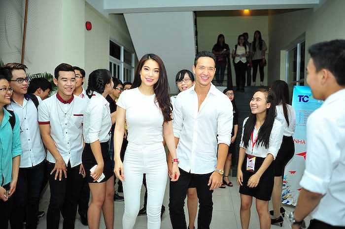 'Hương Ga' Trương Ngọc Ánh diện 'cây' trắng trẻ trung.