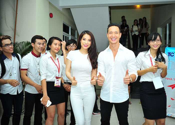 Trong khi đó, Kim Lý vẫn trung thành với phong cách đơn giản, lịch lãm với áo trắng, quần đen.