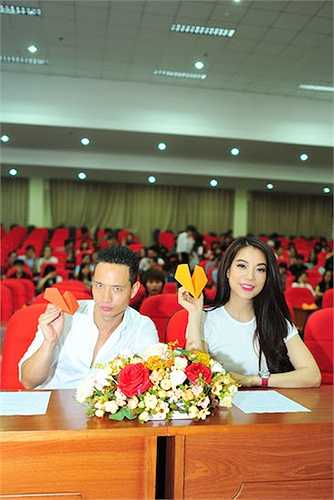 Cả hai tỏ ra rất vui vẻ trên ghế cử tọa. Nụ cười hạnh phúc thường trực trên gương mặt của 'cặp đôi tin đồn'.