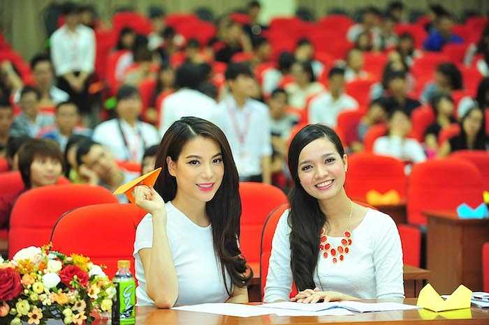 Rất nhiều sinh viên đã đặt ra những câu hỏi liên quan đến hành trình đi tới thành công, những kỹ năng sống và cả con đường lập nghiệp của Trương Ngọc Ánh và Kim Lý. 