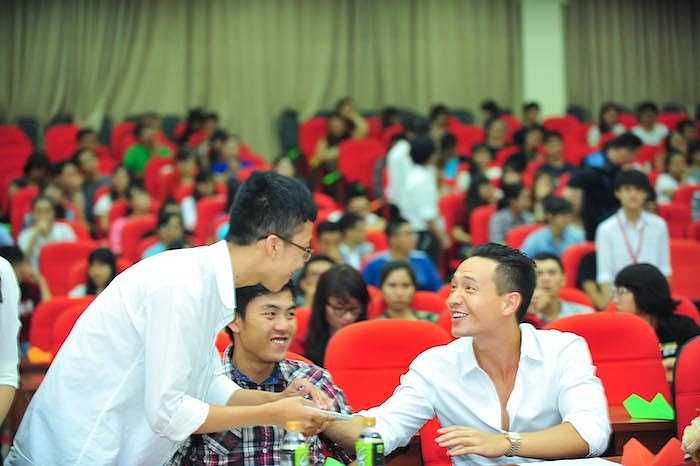 Kim Lý nói: 'Đây là lần giao lưu đầu tiên của tôi với các bạn trẻ về một vấn đề ngoài phim ảnh. Những câu hỏi của các bạn cho tôi biết rằng, đâu là vấn đề họ quan tâm, và đâu là điều cần thiết nhất với cuộc sống của họ.'