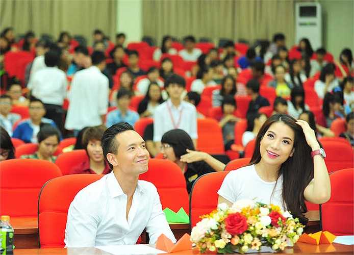 'Con đường lập nghiệp của mỗi người đều không giống nhau và chúng ta sẽ phải vượt qua rất nhiều khó khăn. Tôi cũng đã từng gặp thất bại, đã từng chán nản tưởng như tuyệt vọng, nhưng rồi khát vọng vươn theo đam mê đã chiến thắng, khiến tôi có được ngày hôm nay'.'