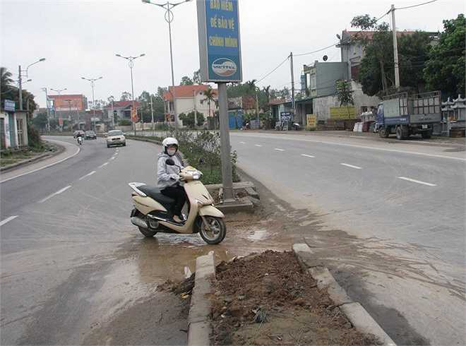 Tuy nhiên chưa đầy một năm, người dân đã phá bê tông phân cách để mở lối qua đường. 