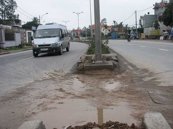 Tại thôn Trại Thành, phường Đông Mai, thị xã Quảng Yên, dải phân cách được xây hai bên, ở giữa đổ đất để trồng cây nhưng vẫn bị đập bỏ, mở thành một lối đi rộng 5 m, đủ cho cả ôtô qua.