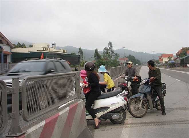 Từ km11, phường Minh Thành, thị xã Quảng Yên đến phường Đại Yên, thành phố Hạ Long, những khối bê tông nặng hàng tấn bị dỡ bỏ để mở lối đi.