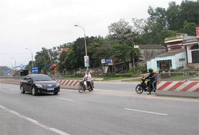 Một điểm giao khác, lối đi được mở rộng từ 4 đến 6 m. Chị Nguyễn Thị Lan (36 tuổi, phường Đại Yên, thành phố Hạ Long) cho biết, ngày còn đường cũ thì việc sang đường, qua lại, giao lưu giữa nhà bên này đường với nhà bên kia rất thuận lợi. Tuy nhiên, từ khi có đường mới, 'muốn sang nhà đối diện phải đi gần 2 km mới có điểm sang, nên người dân nghĩ ra cách mở đường để cho tiện đi lại', chị Lan nói.