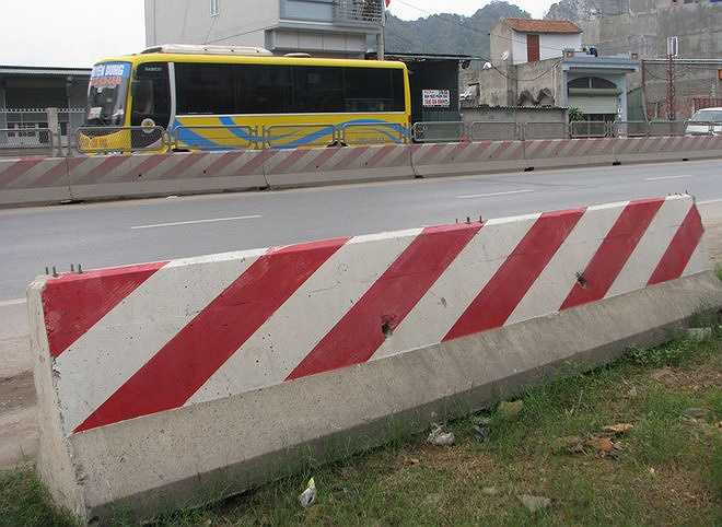  Sau khi mở đường, các khối bê tông dùng làm dải phân cách được người dân để ngổn ngang ven quốc lộ. Anh Hoàng Văn Nam, một tài xế chạy xe khách tuyến Hà Nội - Móng Cái cho biết, anh luôn cảm thấy lo lắng mỗi lần đi qua khu vực trên bởi tai nạn có thể xảy ra bất cứ lúc nào. 'Cứ khoảng 6-7h sáng, người dân sang đường rất đông. Nhiều điểm sang đường không có biển báo, trong khi đây là tuyến đường có mật độ phương tiện tham gia giao thông rất lớn', anh Nam nói.