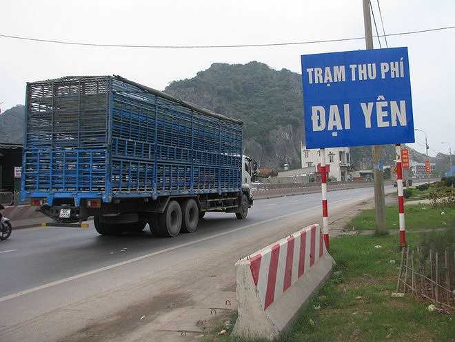 Gần trạm thu phí Đại Yên cũng có một lối sang đường được mở. Người dân cho biết, từ khi trạm cân lưu động đặt trước trạm thu phí, nhiều lái xe đã tận dụng lối đi mới mở, quay đầu để tránh bị kiểm tra tải trọng. 'Nếu không có lối sang đường này, các xe quá tải đó bắt buộc phải chạy thẳng đến trạm cân', một người dân địa phương nói.