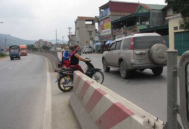  Không chỉ tự ý 'mở đường', người dân còn tháo dỡ hàng trăm tấm chống lóa để leo bộ sang đường thuận lợi hơn. Nhiều vị trí mất liền 4-5 tấm chống lóa. 