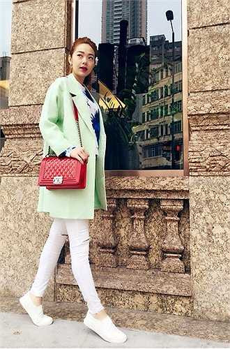 Một lần xuống phố, nữ ca sĩ dùng chiếc Chanel Boy 3.900 USD (hơn 80 triệu đồng) màu đỏ rực rỡ để 'thắp sáng' bộ trang phục pastel dịu nhẹ.