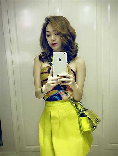 Cô nàng cũng sở hữu một chiếc size nhỏ màu vàng chanh tươi trẻ. Túi Chanel Boy có giá từ 60 đến 150 triệu đồng tùy kích cỡ.