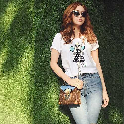 Trong chuyến du lịch Thái Lan mới đây, 'Bé Heo; thường xuyên cập nhật street style năng động trên trang cá nhân. Set đồ gồm áo thun và quần jean đơn giản trở nên ấn tượng hơn nhờ chiếc túi đeo chéo sành điệu.